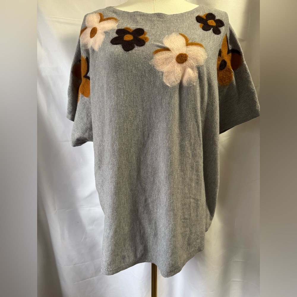 Aaeda Soft Grey Floral Appliqué Short-Sleeve Knit Top size 2x